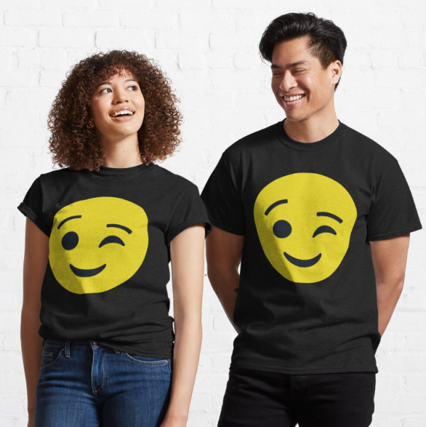 Baju dengan desain ekspresi senyum atau emoticon yang playful